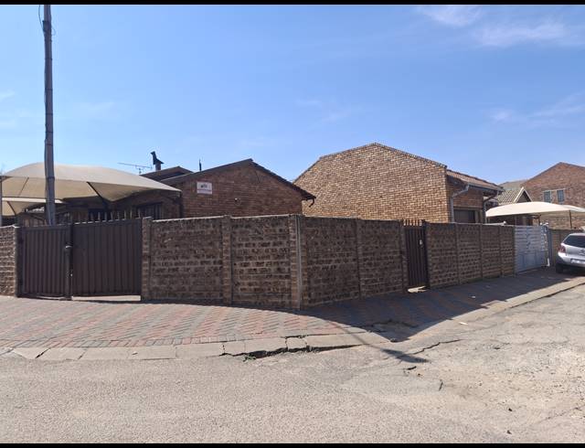2 BEDROOM FREEHOLD FOR SALE IN DAVEYTON